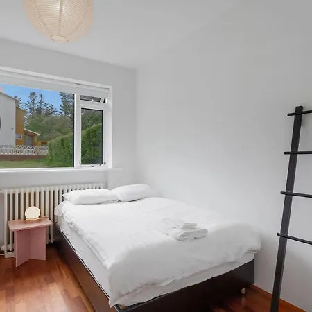 Stylish 2Br Apartment Close To City Center Apartment